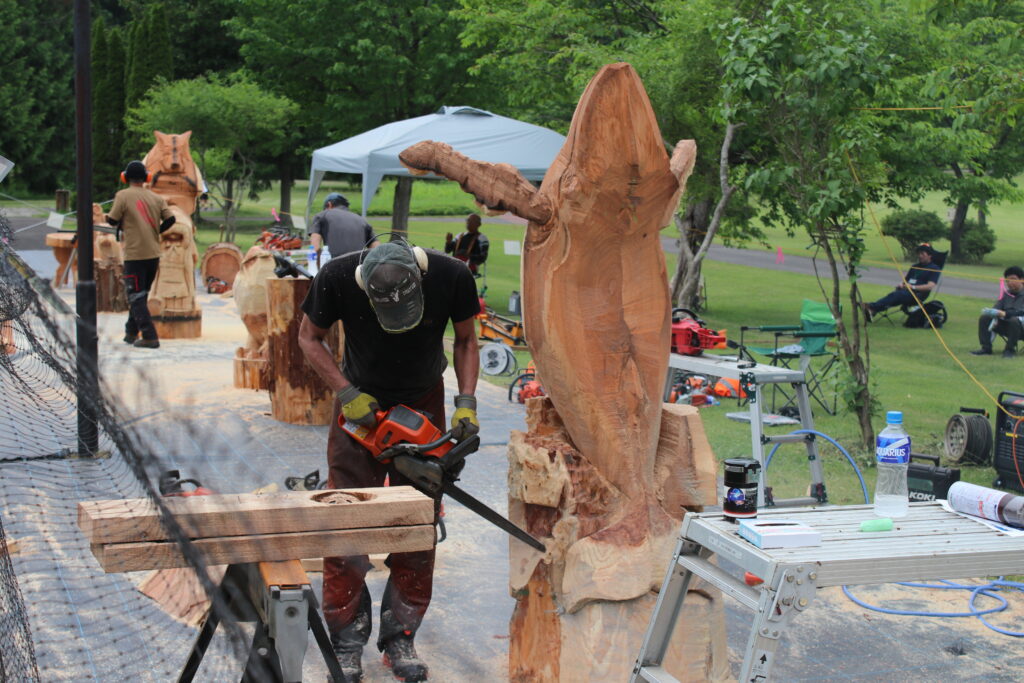 秋田県北秋田市の北欧の杜公園で第19回チェンソーアート競技大会が６月１３日開かれます