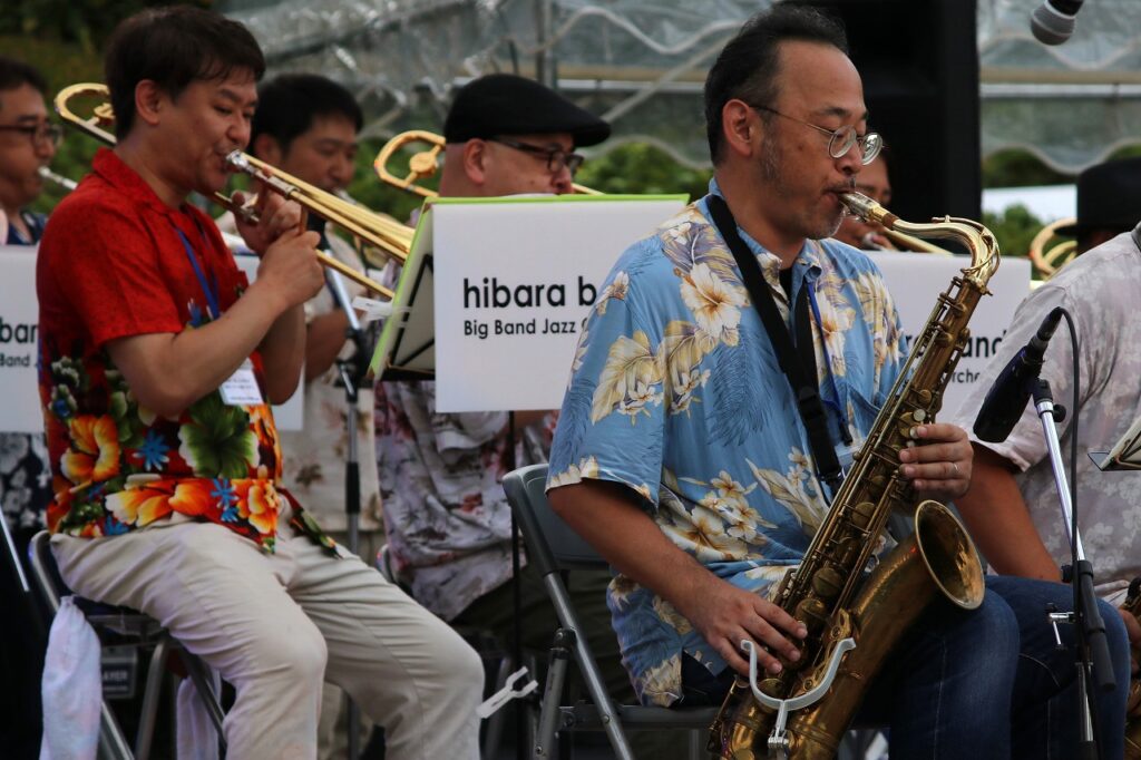 宮城県仙台市の定禅寺ストリートジャズフェスティバル。トランペット、サックスで演奏