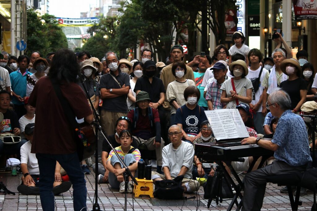 宮城県仙台市の定禅寺ストリートジャズフェスティバル。街の通りでアマチュア演奏家が生演奏。多くの観衆