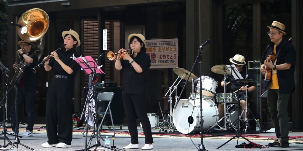 宮城県仙台市の定禅寺ストリートジャズフェスティバル。女性のトランぺッター。演奏する楽器もサキソフォンなどさまざま