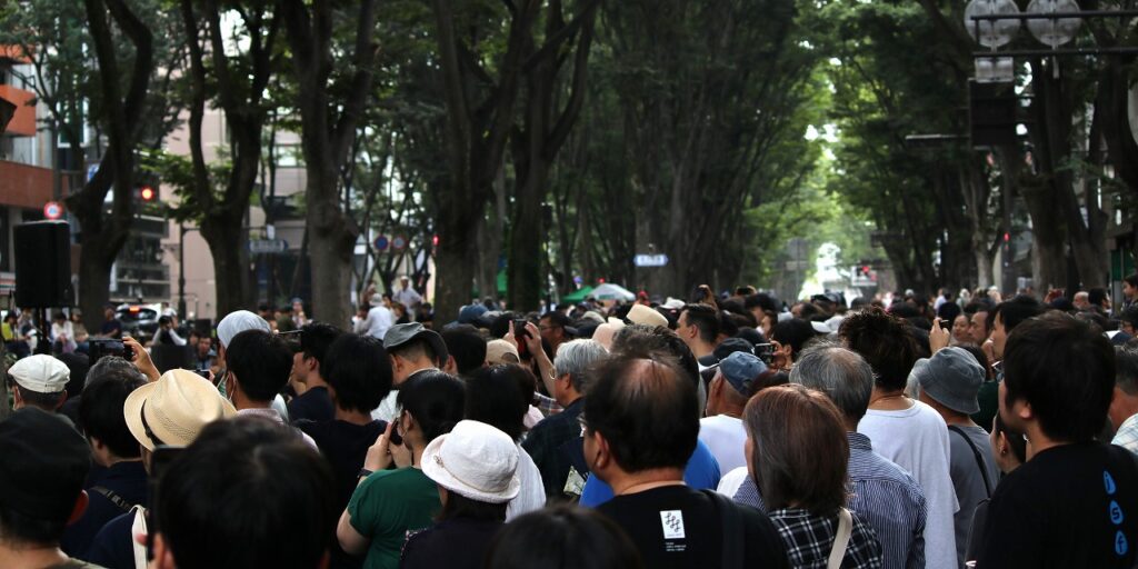 宮城県仙台市の定禅寺ストリートジャズフェスティバル。定禅寺通りのケヤキ並木も会場に。お目当ての演奏家を一目見ようと、大勢の観衆が詰めかけます