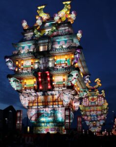 「能代七夕 天空の不夜城」が8月2日と3日（2026年）開催。日本最大級の城郭灯籠「愛季（ちかすえ）」と「嘉六（かろく）」が夜空を焦がす。若者のエネルギーがほとばしる！