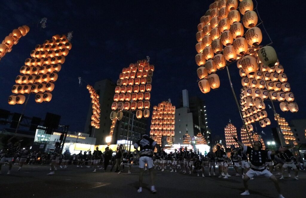 東北を代表する夏の風物詩「秋田竿燈まつり(Akita Kanto Festival )」。重さ約50キロの巨大な竿燈（かんとう）を、手のひらや腰、額（ひたい）に乗せる妙技が光る。 夜空に浮かぶ“黄金の稲穂”。一生に一度は見たい幻想的な絶景です。 The Akita Kanto Festival is a traditional summer festival in Akita.