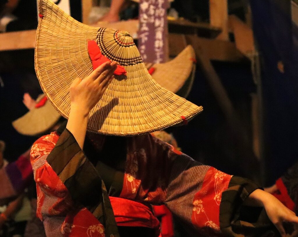 編み笠。秋田県羽後町（うごまち）の「西馬音内（にしもない）盆踊り」は、約700年の歴史を持つ伝統的なお祭り。 毎年 8月16 日から 18日の3日間開催され、国の重要無形民俗文化財です。 美しい踊りと衣装、そして囃子が独特で、日本三大盆踊りの一つ。 日常を忘れるような幻想的な世界へ、あなたを案内します。