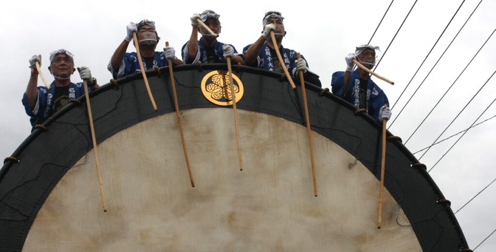世界一の大太鼓が響き渡る「綴子大太鼓祭」が７月１４，１５日の両日、秋田県北秋田市の綴子神社で行われます。大名行列も豪華絢爛です。