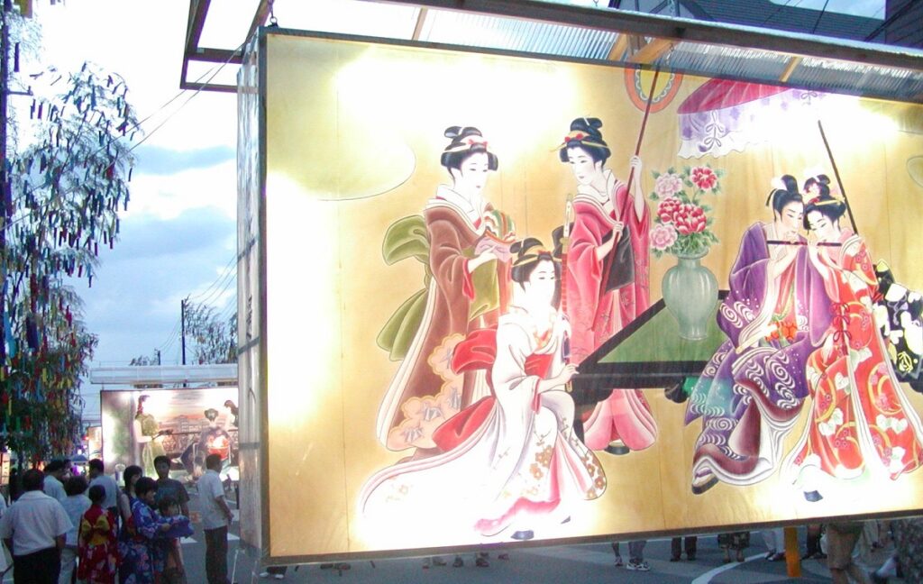 秋田県湯沢市の「七夕絵どうろうまつり」は、毎年8月5日から7日の3日間にわたり開催。300年の歴史を持つ伝統行事です。大小約300基のみやびな絵どうろうや吹き流しが、幻想的な夏の夜空を彩ります。Tanabata Picture Doro Festival