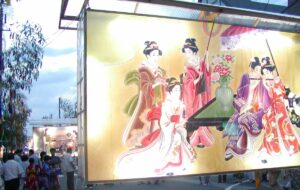 秋田県湯沢市の「七夕絵どうろうまつり」は、毎年8月5日から7日の3日間にわたり開催。300年の歴史を持つ伝統行事です。大小約300基のみやびな絵どうろうや吹き流しが、幻想的な夏の夜空を彩ります。Tanabata Picture Doro Festival