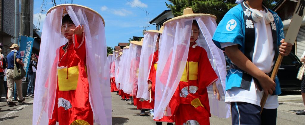 第45回旧藩祭（2026年）が７月11日、秋田県由利本荘市の岩城亀田町内で開かれます。子供たちがお姫様の衣装を着て町内を歩きます