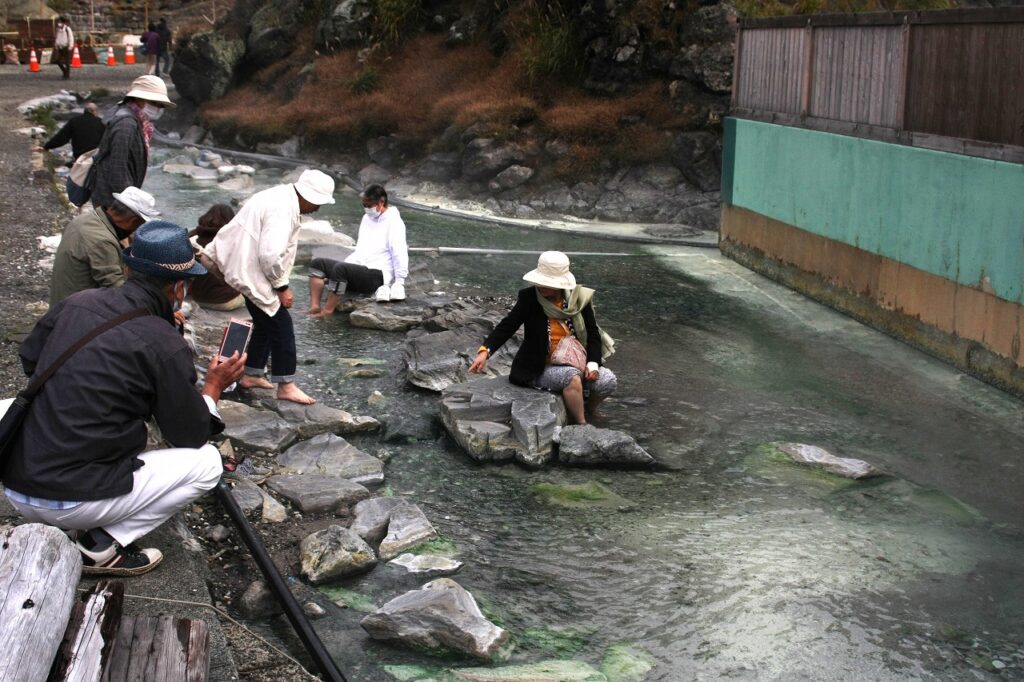 岩手県側の須川高原温泉登山口では源泉から流れる川湯で足湯が楽しめます