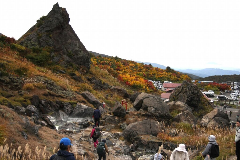 栗駒山が火山であることの証拠。巨大な岩(と温泉)