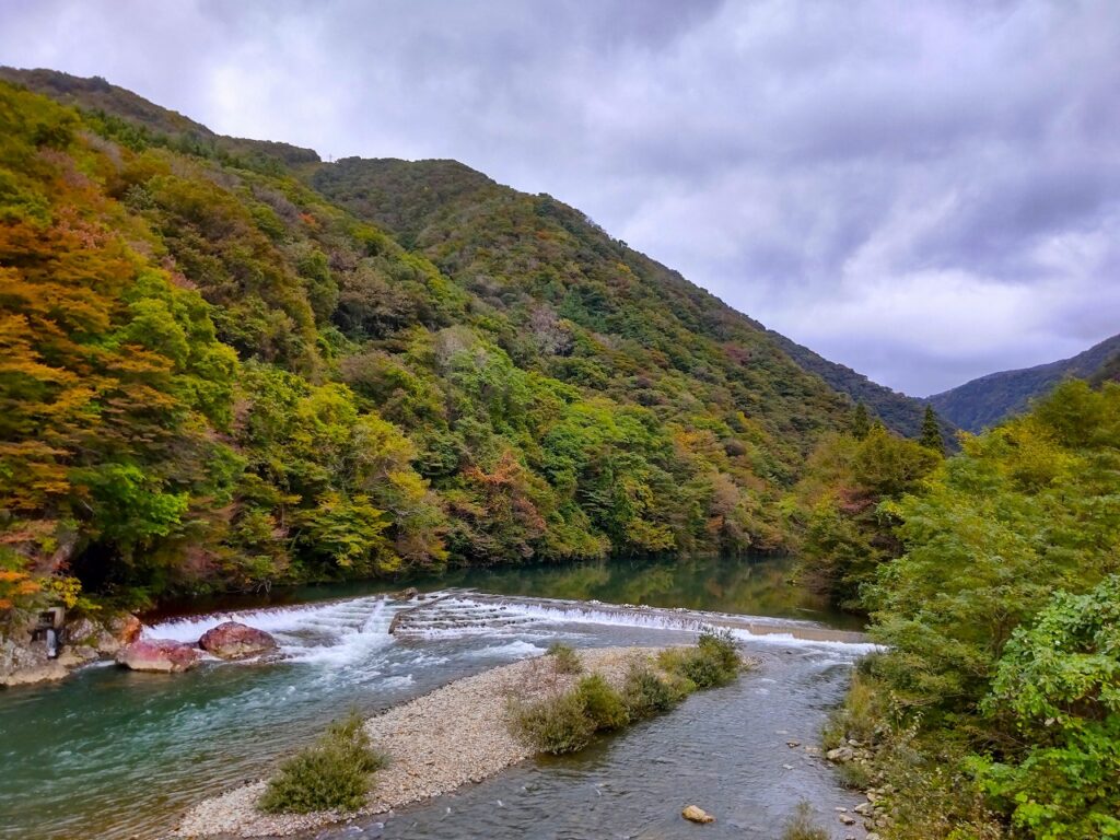 秋田県仙北市を代表する紅葉名所のひとつが、抱返り渓谷（だきがえりけいこく）です。「神の岩橋」から見える光景は絶景