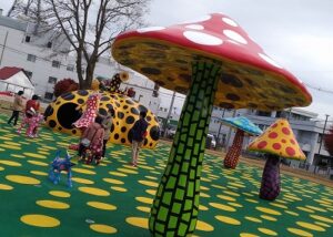 草間彌生さんが十和田市現代美術館のために制作した常設作品《愛はとこしえ十和田でうたう》（2010）©YAYOI KUSAMA