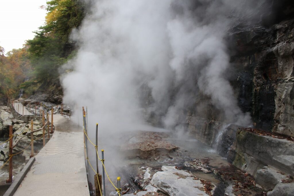 秋田県湯沢市皆瀬（みなせ）にある小安峡大噴湯（おやすきょう・だいふんとう）は、深い渓谷の岩肌から熱湯と白い蒸気が噴き出す