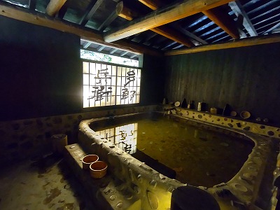 秋田県湯沢市・小安峡温泉の旅館多郎兵衛は、趣の異なる複数の浴場があります。これは「陶喜の湯」です。
A detailed introduction to Tarobee, a ryokan in Oyasukyo Onsen, Yuzawa City, Akita Prefecture. We’ll cover its natural hot springs, multiple baths each with a different atmosphere, private baths, and the landlady’s cooking.