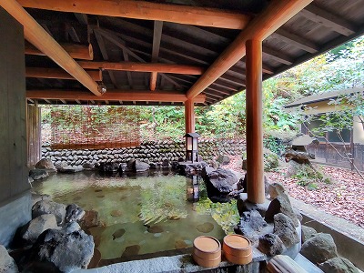 秋田県湯沢市・小安峡温泉の旅館多郎兵衛には、岩肌を生かした屋根付きの露天風呂「風の湯」があります。