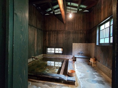 秋田県湯沢市・小安峡温泉の旅館多郎兵衛にある「三宝（さんぽう）の湯」。源泉かけ流しを楽しめる特別感のある温泉です。