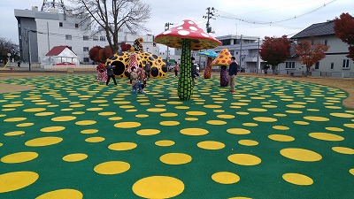 草間彌生さんが十和田市現代美術館のために制作した常設作品《愛はとこしえ十和田でうたう》（2010）©YAYOI KUSAMA