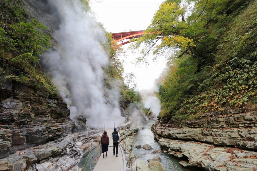 秋田県湯沢市皆瀬（みなせ）にある小安峡大噴湯（おやすきょう・だいふんとう）は、深い渓谷の岩肌から熱湯と白い蒸気が噴き出す