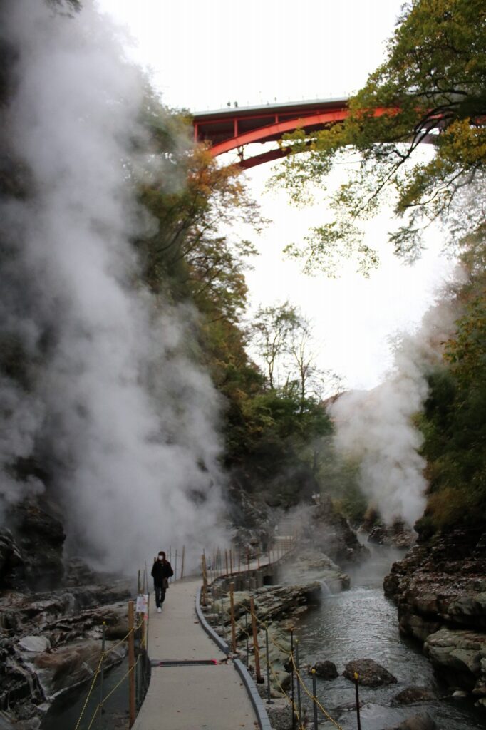 秋田県湯沢市皆瀬（みなせ）にある小安峡大噴湯（おやすきょう・だいふんとう）。深い渓谷の岩肌から熱湯と白い蒸気が噴き出す
