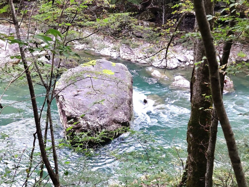 田沢湖と角館の間を流れる玉川中流に広がる抱返り渓谷 は、「東北の耶馬渓（やまけい）」とも呼ばれる景勝地。川の中の巨大な岩も見所
