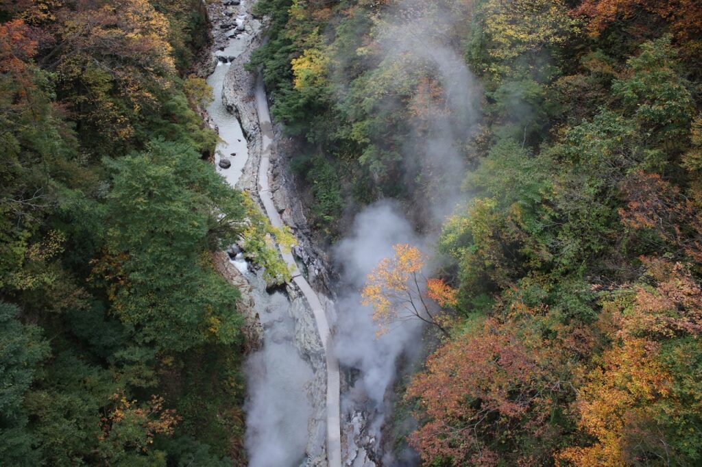 湯沢市皆瀬にある小安峡大噴湯は、深い渓谷の岩肌から熱湯と白い蒸気が噴き出す