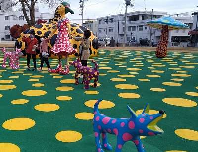草間彌生さんが十和田市現代美術館のために制作した常設作品《愛はとこしえ十和田でうたう》（2010）©YAYOI KUSAMA