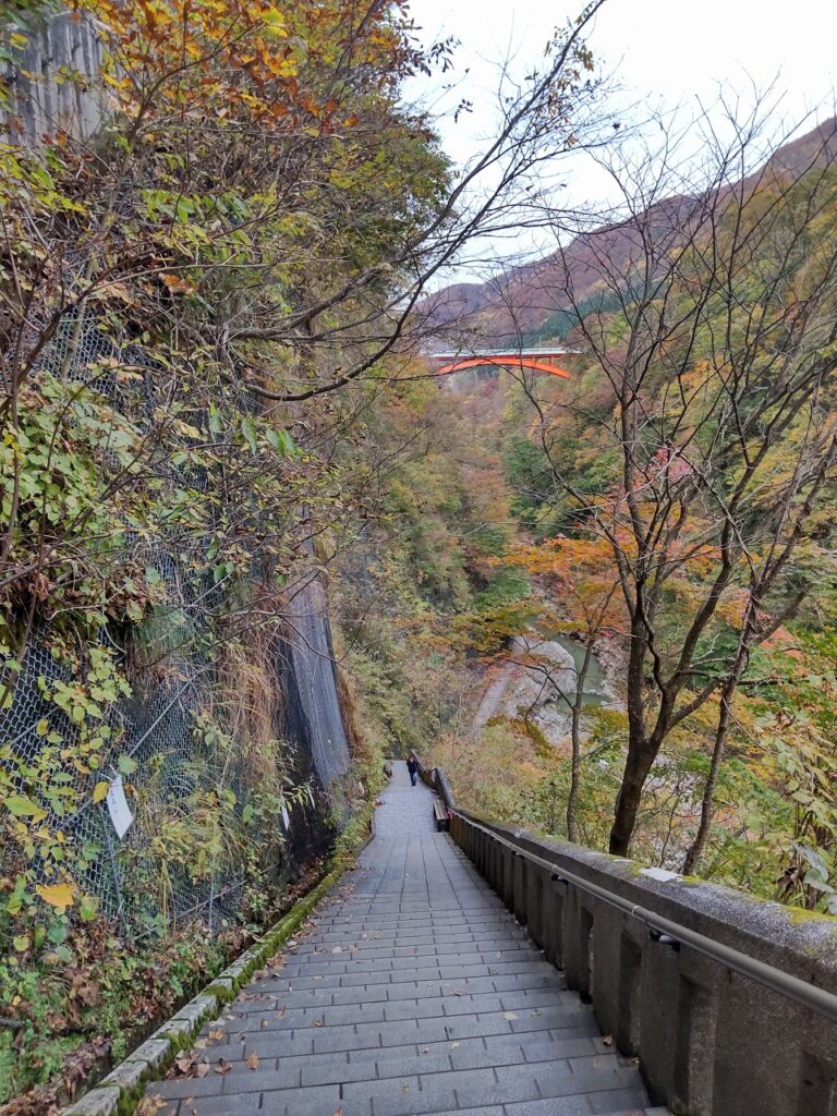秋田県湯沢市皆瀬（みなせ）にある小安峡大噴湯（おやすきょう・だいふんとう）は、深い渓谷の岩肌から熱湯と白い蒸気が噴き出す