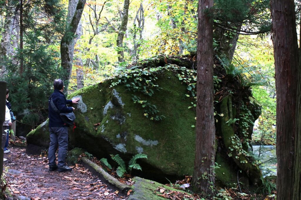 「鬼神のお松」という美人盗賊が根城にしていた「石ヶ戸」の岩屋