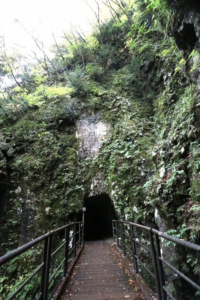 抱返り渓谷は、秋田県仙北市の田沢湖と角館の間を流れる玉川中流に続く、全長約10kmの渓谷。途中にトンネルがあります