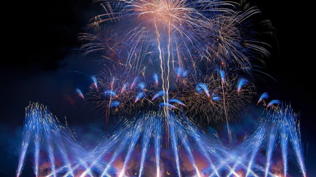 秋田県大仙市の大曲の花火「秋の章」2026は10月3日開催！　「秋の章」は「創造花火」発祥の地・大曲ならではの芸術性を楽しむ花火イベントです。