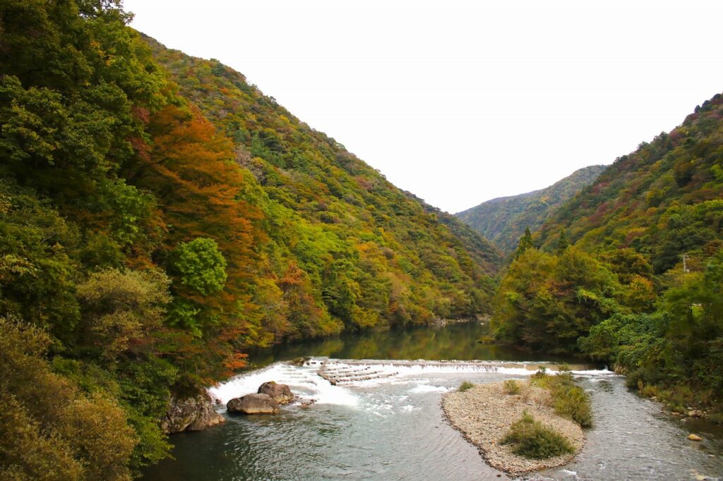 田沢湖と角館の間を流れる玉川中流に広がる抱返り渓谷 は、「東北の耶馬渓（やまけい）」とも呼ばれる景勝地。