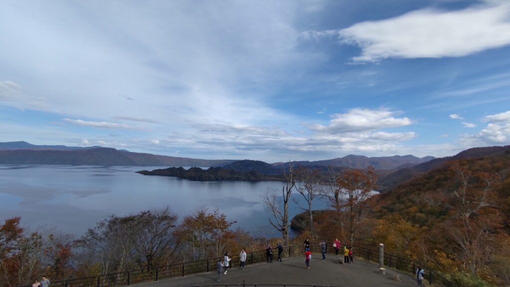 広い駐車場がある発荷（はっか）峠から見た十和田湖。右手奥の、子の口から奥入瀬渓流は始まる。