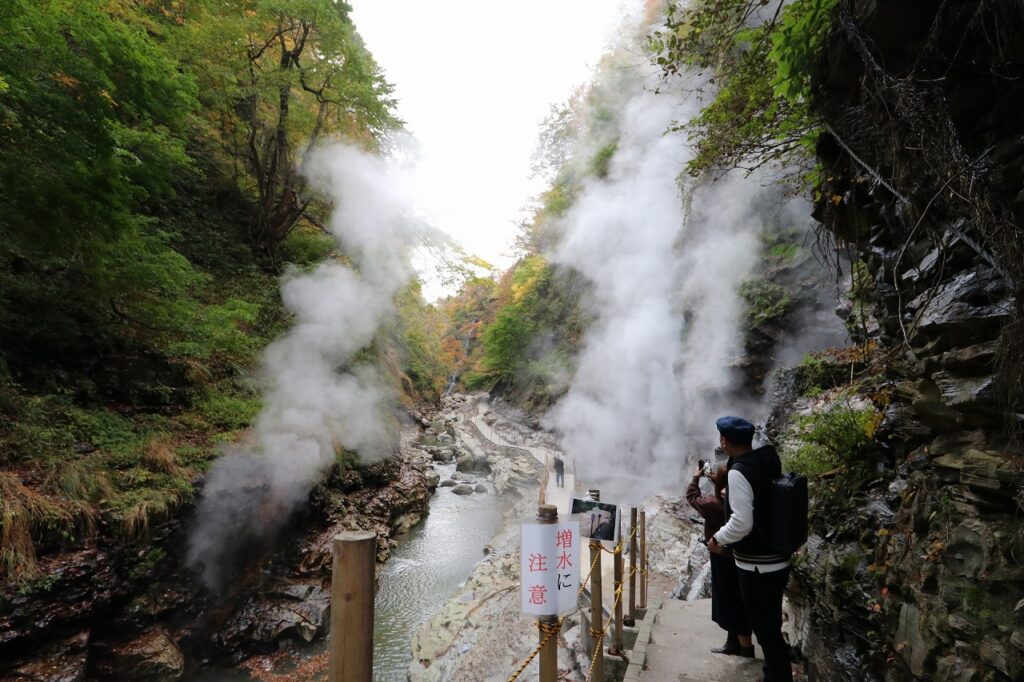 遊歩道の「増水に注意」の看板。小安峡は渓谷のため、上流側だけに雨が降った時も増水の危険性があります。ホームページや天気情報には注意してください