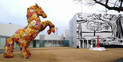 十和田市現代美術館の建物（奥。右が会場のcube cafe & shop）　©十和田市現代美術館