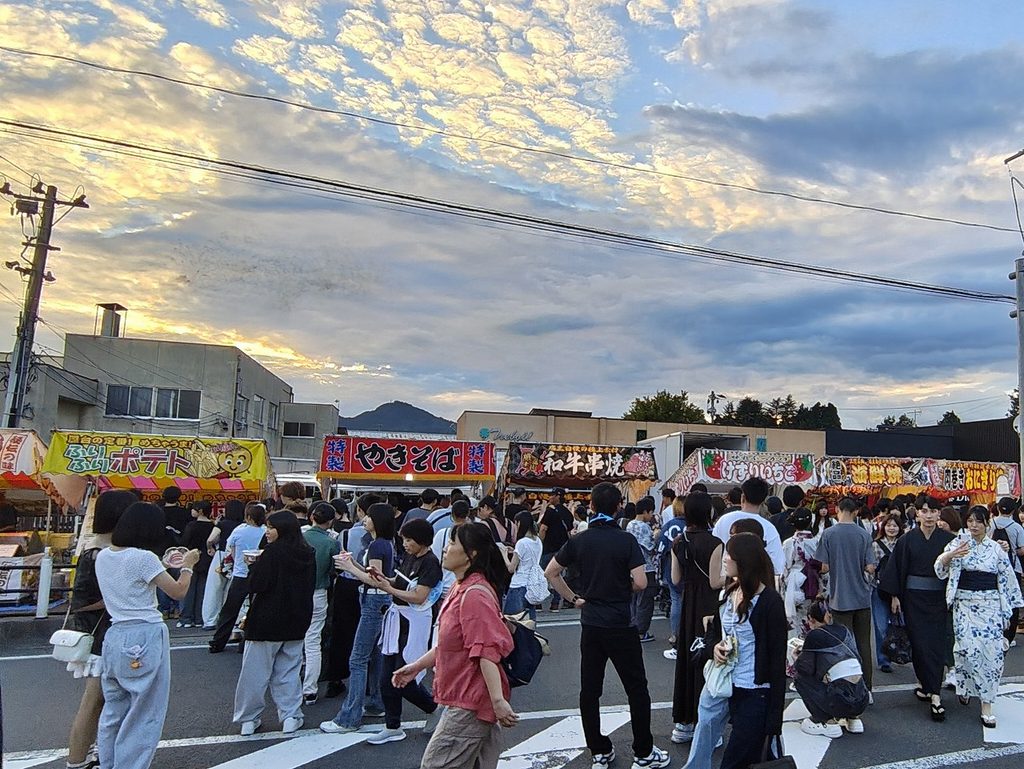 秋田県大仙市で８月29日に開かれた「大曲の花火」では、JR大曲駅から花火会場に向かう途中に屋台（出店）が数多く出店していました。焼きそば、和牛串焼き、おにぎり、ポテトといろいろありました。