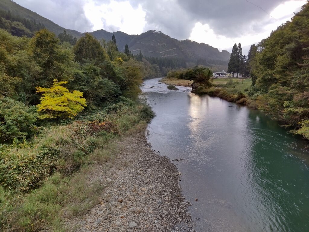 「神の岩橋」から下流を眺める。沈む夕日が川面を照らし、美しい光景をもたらした