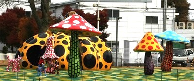 草間彌生さんが十和田市現代美術館のために制作した常設作品《愛はとこしえ十和田でうたう》（2010）©YAYOI KUSAMA