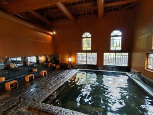 秋田県湯沢市・小安峡温泉の旅館多郎兵衛を詳しく紹介。源泉かけ流しの温泉、趣の異なる複数の浴場、貸切風呂、女将の料理など魅力を解説します。実際の日帰り温泉体験と小安峡大噴湯の観光情報、周辺の温泉旅館も紹介。 A detailed introduction to Tarobee, a ryokan in Oyasukyo Onsen, Yuzawa City, Akita Prefecture. We’ll cover its natural hot springs, multiple baths each with a different atmosphere, private baths, and the landlady’s cooking. You’ll also find info on a real day-trip hot spring experience, sightseeing at Oyasukyo Great Geyser, and nearby onsen ryokan.