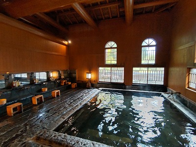 秋田県湯沢市・小安峡温泉の旅館多郎兵衛を詳しく紹介。源泉かけ流しの温泉、趣の異なる複数の浴場、貸切風呂、女将の料理など魅力を解説します。実際の日帰り温泉体験と小安峡大噴湯の観光情報、周辺の温泉旅館も紹介。 A detailed introduction to Tarobee, a ryokan in Oyasukyo Onsen, Yuzawa City, Akita Prefecture. We’ll cover its natural hot springs, multiple baths each with a different atmosphere, private baths, and the landlady’s cooking. You’ll also find info on a real day-trip hot spring experience, sightseeing at Oyasukyo Great Geyser, and nearby onsen ryokan.