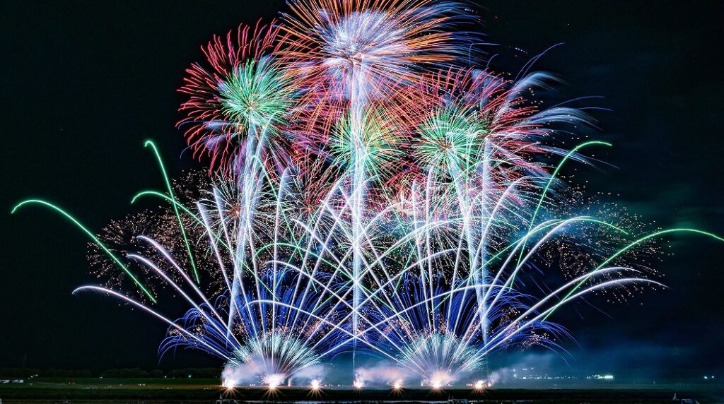 大曲の花火「秋の章」2026が10月3日開催！「秋の章」は、「創造花火」発祥の地・大曲ならではの芸術性を楽しむ花火イベントです。