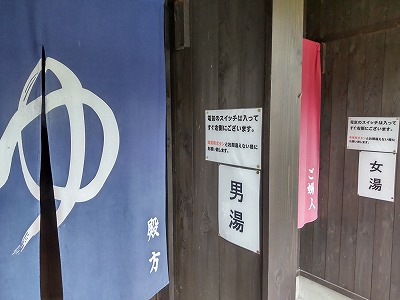 旅館多郎兵衛の館内は、老舗旅館にふさわしい、豊かな装飾品が飾られている